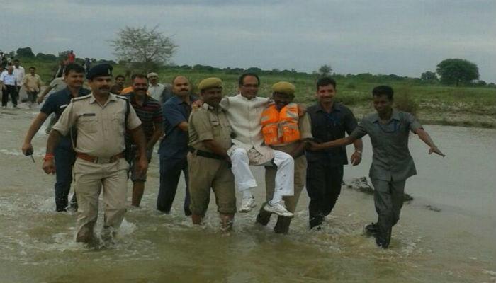 शिवराजसिंग चौहान यांना पोलिसांनी नेलं उचलून शिवराजसिंग चौहान यांना पोलिसांनी नेलं उचलून