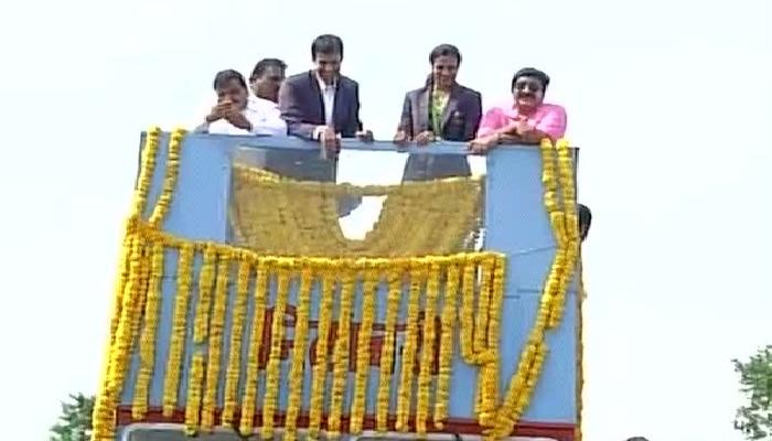 पी. व्ही सिंधूवर फुलांचा पाऊस, हैदराबाद झालं स्वागतासाठी सज्ज पी. व्ही सिंधूवर फुलांचा पाऊस, हैदराबाद झालं स्वागतासाठी सज्ज