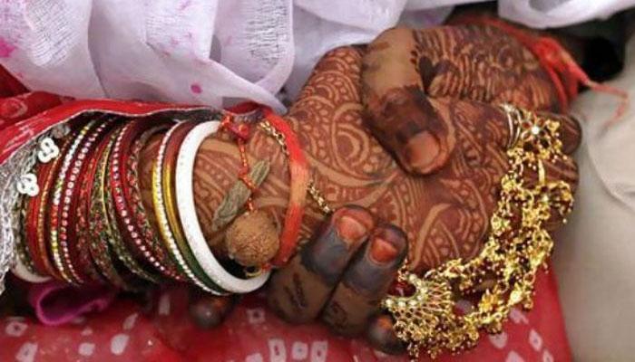 बेड्या घालून गर्लफ्रेंडशी करावं लागलं लग्न बेड्या घालून गर्लफ्रेंडशी करावं लागलं लग्न