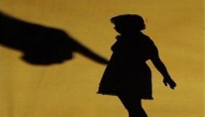 पित्याने आपल्या 10 वर्षाच्या लहान मुलीबरोबर केल दुष्कृत्य पित्याने आपल्या 10 वर्षाच्या लहान मुलीबरोबर केल दुष्कृत्य