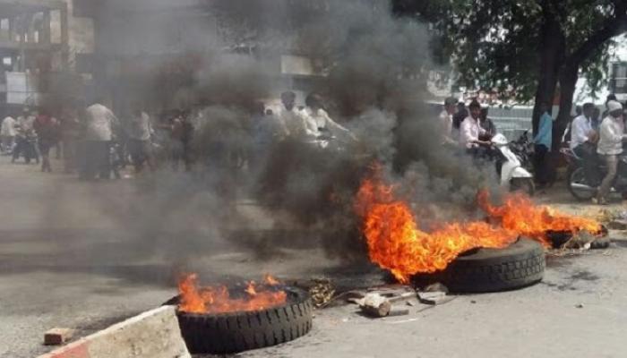पंकजा मुंडे यांच्या कार्यक्रमाआधी अकलूजमध्ये राष्ट्रवादीकडून जाळपोळ पंकजा मुंडे यांच्या कार्यक्रमाआधी अकलूजमध्ये राष्ट्रवादीकडून जाळपोळ