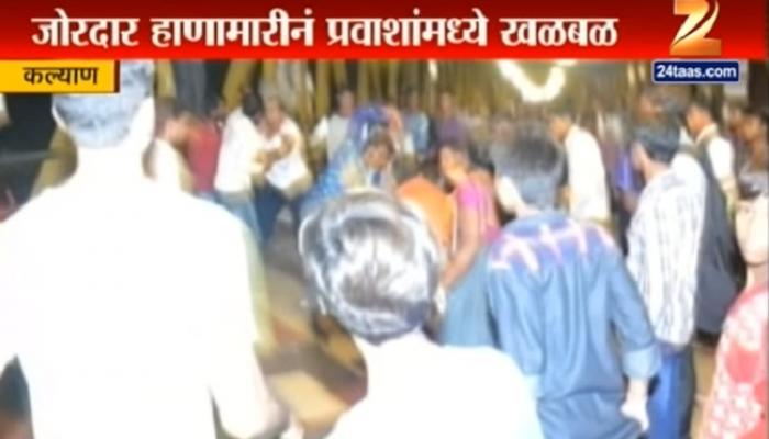 कल्याणमध्ये फेरीवाल्यांची गुंडगिरी, महिला पोलिसाला केली मारहाण कल्याणमध्ये फेरीवाल्यांची गुंडगिरी, महिला पोलिसाला केली मारहाण