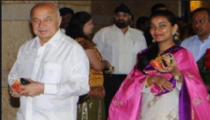 प्रणितीच्या लग्नाबद्दल सुशीलकुमार शिंदेंची ही आहे अट प्रणितीच्या लग्नाबद्दल सुशीलकुमार शिंदेंची ही आहे अट