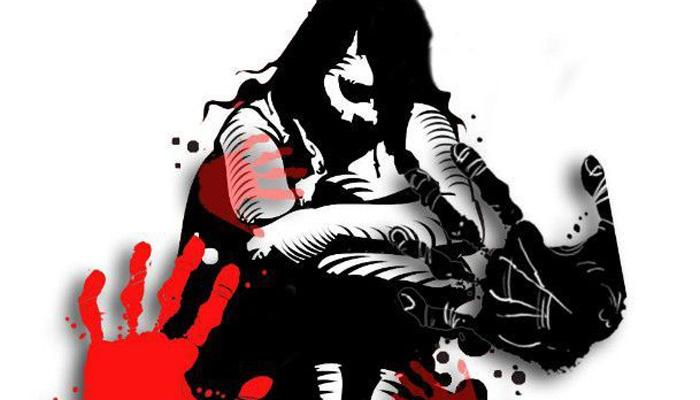 पतीला चाकूचा धाक दाखवून तिघांचा पत्नीवर बलात्कार पतीला चाकूचा धाक दाखवून तिघांचा पत्नीवर बलात्कार
