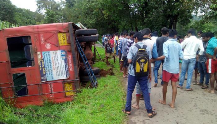 सिंधुदुर्गातल्या घोणसरीमध्ये बस पलटली सिंधुदुर्गातल्या घोणसरीमध्ये बस पलटली