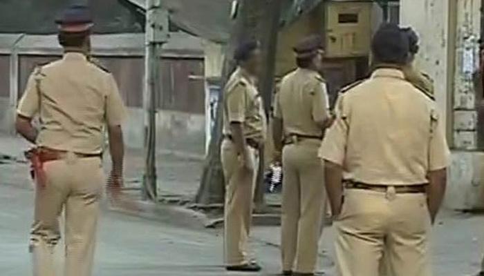 मुंबईत टँकरची पोलिसांना धडक, सहा पोलीस जखमी मुंबईत टँकरची पोलिसांना धडक, सहा पोलीस जखमी