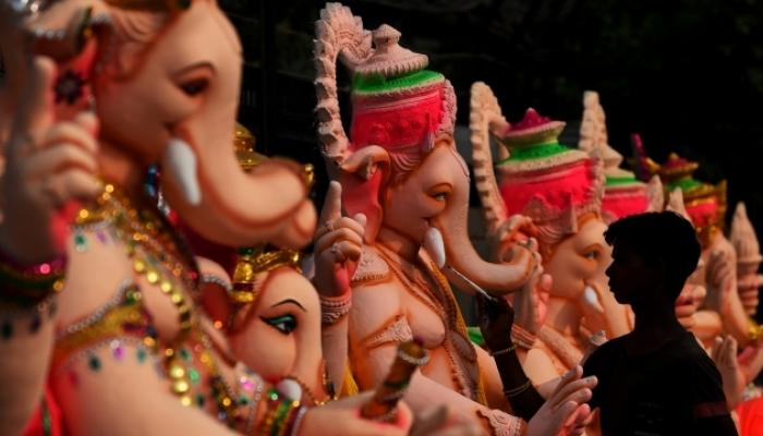 नाशिकमध्ये घरघुती गणपतींचं मोठ्या थाटामाटात आगमन नाशिकमध्ये घरघुती गणपतींचं मोठ्या थाटामाटात आगमन