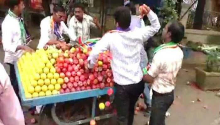निरुपमांची परप्रांतीय फेरीवाल्यांना संरक्षण देण्याची मागणी निरुपमांची परप्रांतीय फेरीवाल्यांना संरक्षण देण्याची मागणी