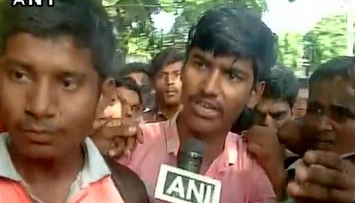 मालाडमध्ये नेव्ही परीक्षेच्यावेळी चेंगराचेंगरी, अनेक तरुण जखमी मालाडमध्ये नेव्ही परीक्षेच्यावेळी चेंगराचेंगरी, अनेक तरुण जखमी