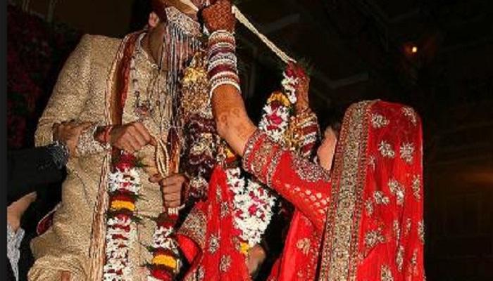 लग्नात वधू-वर एकमेकांच्या गळ्यात वरमाला का घालतात? लग्नात वधू-वर एकमेकांच्या गळ्यात वरमाला का घालतात?