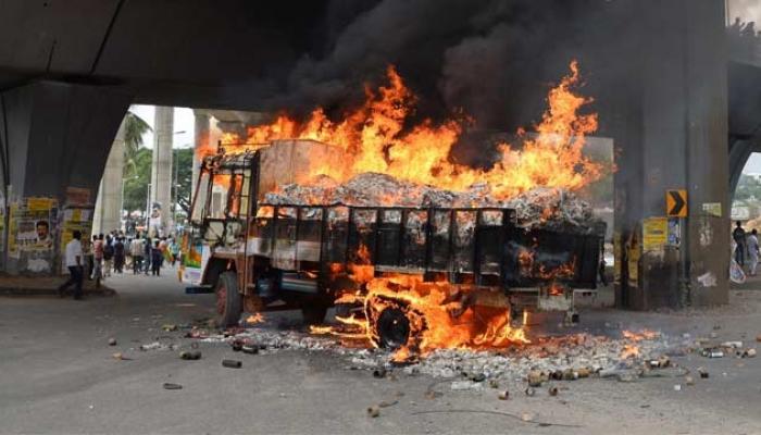 कावेरीचा पाणी प्रश्न पेटला, आंदोलकांनी जाळल्या 56 बस कावेरीचा पाणी प्रश्न पेटला, आंदोलकांनी जाळल्या 56 बस