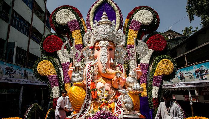 पुण्यात यंदाही मानाच्या गणपतींचं हौदात होणार विसर्जन पुण्यात यंदाही मानाच्या गणपतींचं हौदात होणार विसर्जन