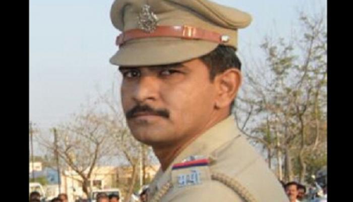 फोन आला, आणि पोलीस उपनिरीक्षकाची डोक्यात गोळ्या झाडून आत्महत्या फोन आला, आणि पोलीस उपनिरीक्षकाची डोक्यात गोळ्या झाडून आत्महत्या