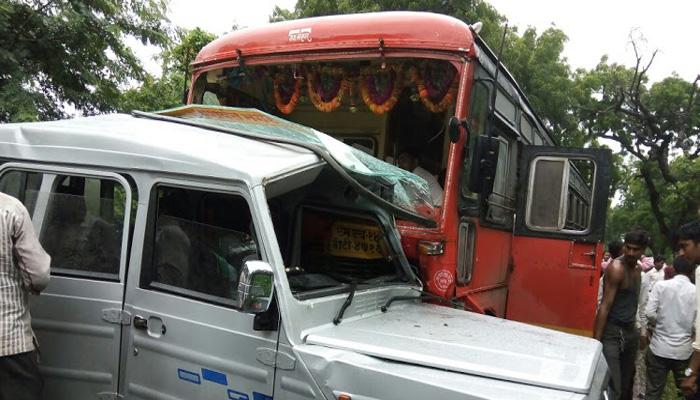 नंदुरबारमध्ये 'जय मल्हार' बसला अपघात नंदुरबारमध्ये 'जय मल्हार' बसला अपघात