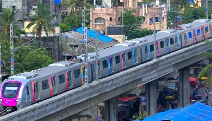 मेट्रोच्या साकीनाका स्टेशनवर आत्महत्या, मेट्रो सेवा विस्कळीत मेट्रोच्या साकीनाका स्टेशनवर आत्महत्या, मेट्रो सेवा विस्कळीत