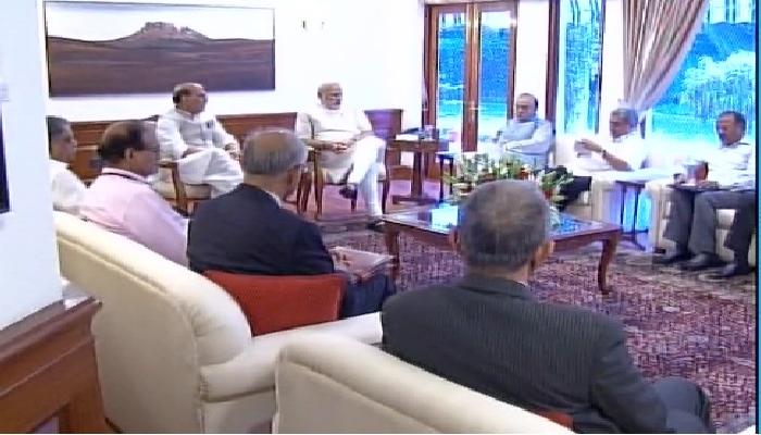 उरीच्या हल्ल्यानंतर घडामोडींना वेग, पंतप्रधानांसोबत बैठक उरीच्या हल्ल्यानंतर घडामोडींना वेग, पंतप्रधानांसोबत बैठक