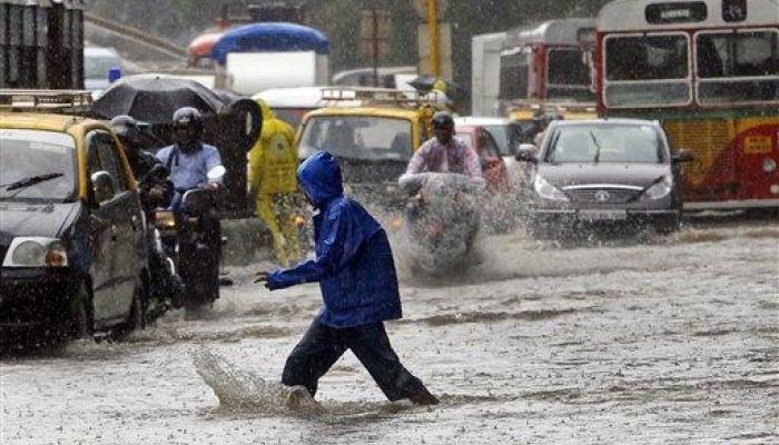 मुंबईत पावसाचा जोर, मध्य रेल्वेची वाहतूक लेट मुंबईत पावसाचा जोर, मध्य रेल्वेची वाहतूक लेट