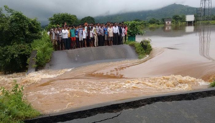 धुवांधार पावसामुळे अलिबागमध्ये पूल कोसळला धुवांधार पावसामुळे अलिबागमध्ये पूल कोसळला
