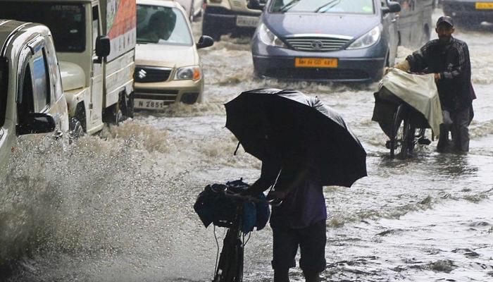 कोकणात पावसाचा धुमाकूळ, महामार्ग आणि रेल्वेची वाहतूक ठप्प कोकणात पावसाचा धुमाकूळ, महामार्ग आणि रेल्वेची वाहतूक ठप्प