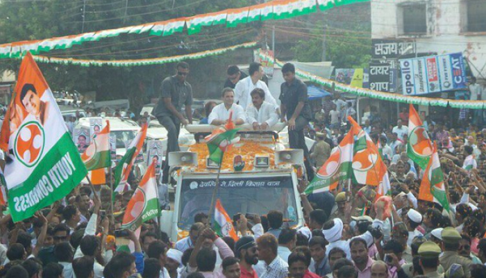 राहुल गांधींवर बूट हल्ला राहुल गांधींवर बूट हल्ला
