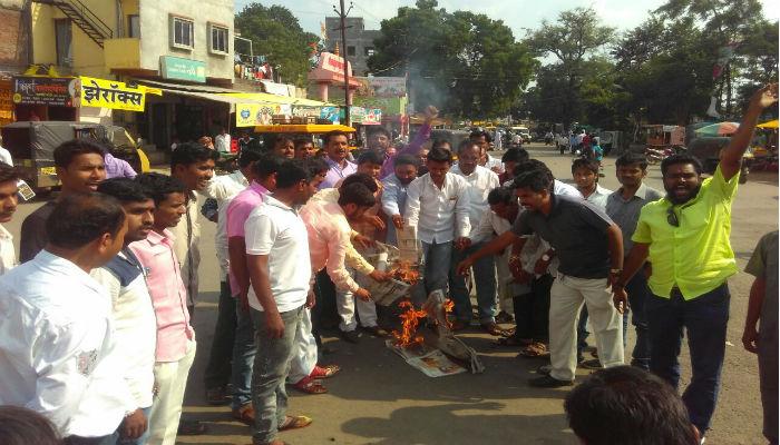 मराठा मोर्चाबाबत 'सामना'त आक्षेपार्ह व्यंगचित्र, राज्यभरात ठिकठिकाणी आंदोलनं मराठा मोर्चाबाबत 'सामना'त आक्षेपार्ह व्यंगचित्र, राज्यभरात ठिकठिकाणी आंदोलनं