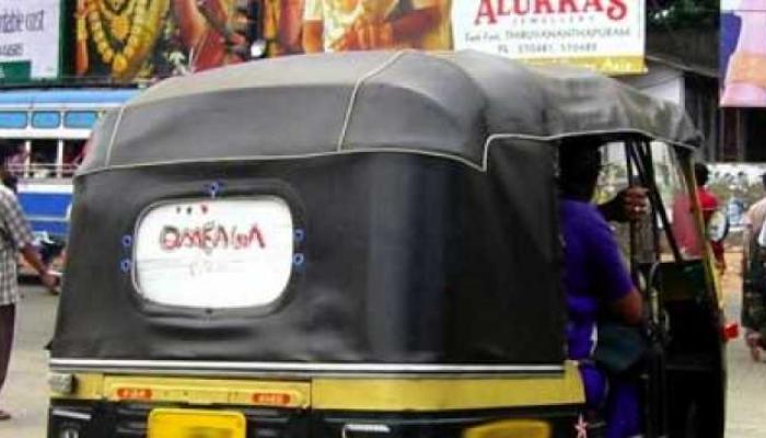 रिक्षा चालकांची मुजोरी कायम; चालकाकडून प्रवाशाला मारहाण, त्यानंतर उद्रेक रिक्षा चालकांची मुजोरी कायम; चालकाकडून प्रवाशाला मारहाण, त्यानंतर उद्रेक