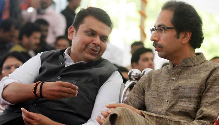 कार्टुन वादंगानंतर उद्धव ठाकरेंचा 'डॅमेज कंट्रोल'चा प्रयत्न कार्टुन वादंगानंतर उद्धव ठाकरेंचा 'डॅमेज कंट्रोल'चा प्रयत्न