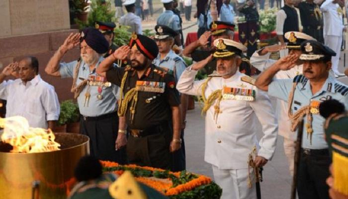 आर्मी, नेव्ही आणि एअरफोर्सची सॅल्यूट करण्याची पद्धत वेगळी का असते? आर्मी, नेव्ही आणि एअरफोर्सची सॅल्यूट करण्याची पद्धत वेगळी का असते?