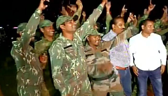 सर्जिकल ऑपरेशननंतर भारतीय जवानांचा जल्लोष सर्जिकल ऑपरेशननंतर भारतीय जवानांचा जल्लोष