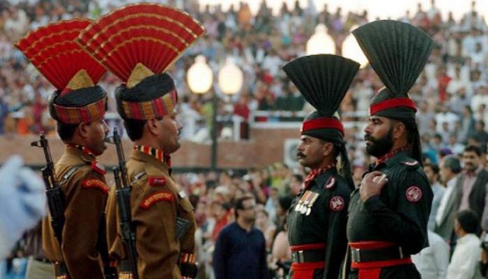 पाकिस्तानींकडून वाघा बॉर्डरवर दगडफेक पाकिस्तानींकडून वाघा बॉर्डरवर दगडफेक