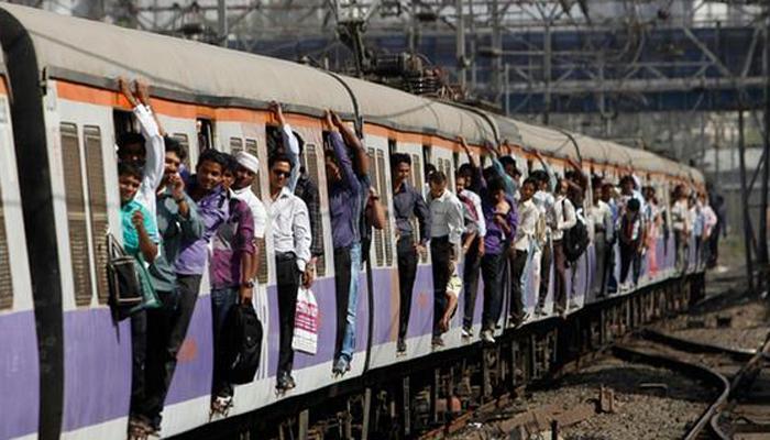 कुर्ला येथे रुळाला तडे, मध्य रेल्वे विस्कळीत कुर्ला येथे रुळाला तडे, मध्य रेल्वे विस्कळीत