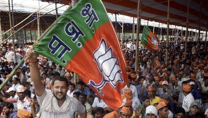 उत्तर प्रदेशात हत्ती आणि सायकलला मागे टाकत कमळ फुलणार - सर्वे उत्तर प्रदेशात हत्ती आणि सायकलला मागे टाकत कमळ फुलणार - सर्वे