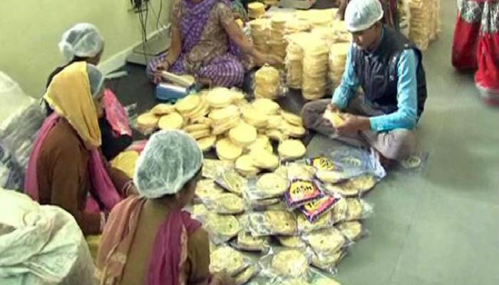दिवाळीमध्ये या गावतल्या महिला कमवतात 70 कोटी रुपये दिवाळीमध्ये या गावतल्या महिला कमवतात 70 कोटी रुपये