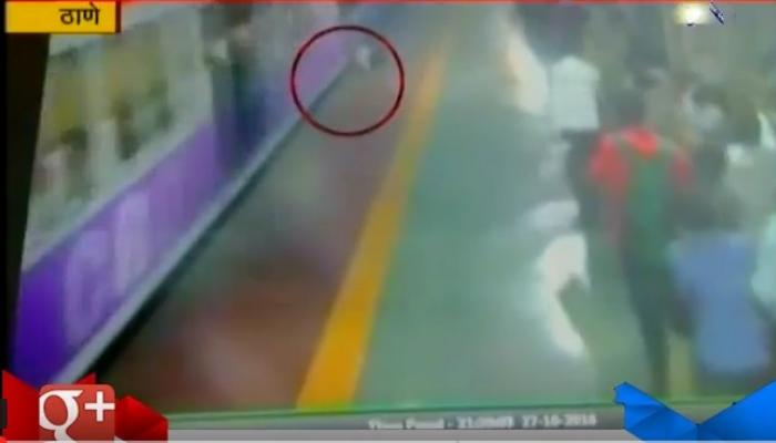 फेरीवाल्यांचा मार वाचविण्यासाठी पळणाऱ्या युवकाचा लोकलखाली मृत्यू फेरीवाल्यांचा मार वाचविण्यासाठी पळणाऱ्या युवकाचा लोकलखाली मृत्यू