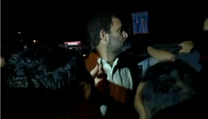 मेणबत्ती मोर्चावेळी राहुल गांधी ताब्यात, दोन तासानंतर पोलिसांनी सोडलं मेणबत्ती मोर्चावेळी राहुल गांधी ताब्यात, दोन तासानंतर पोलिसांनी सोडलं