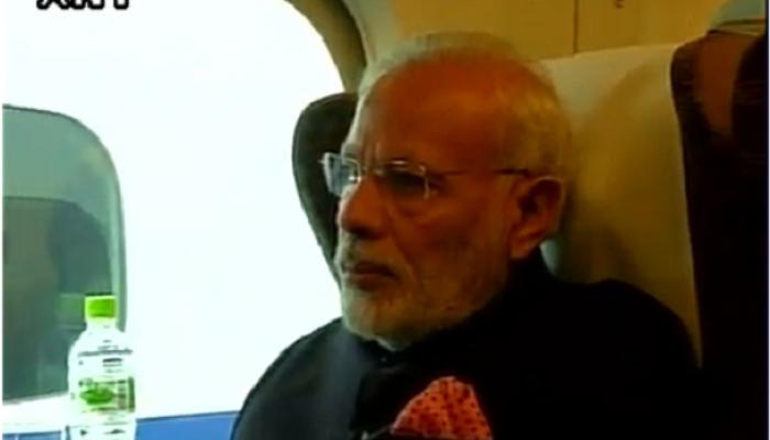 नरेंद्र मोदींनी केला अति वेगवान बुलेट ट्रेनने प्रवास नरेंद्र मोदींनी केला अति वेगवान बुलेट ट्रेनने प्रवास