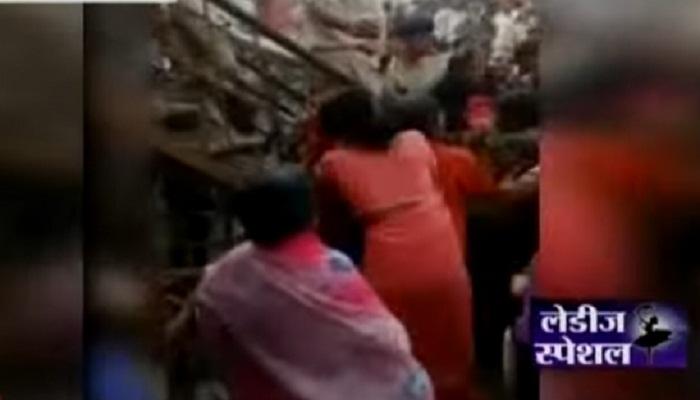 बिहारमध्ये नोटांसाठी बायकांमध्ये जुंपली बिहारमध्ये नोटांसाठी बायकांमध्ये जुंपली
