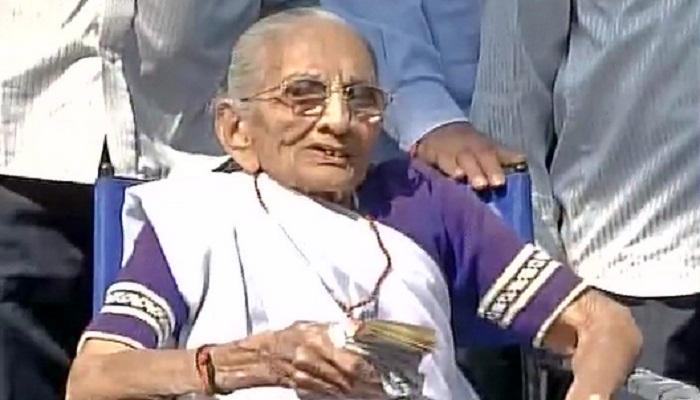 नोटा बदलण्यासाठी पंतप्रधान मोदींच्या मातोश्री बँकेत नोटा बदलण्यासाठी पंतप्रधान मोदींच्या मातोश्री बँकेत