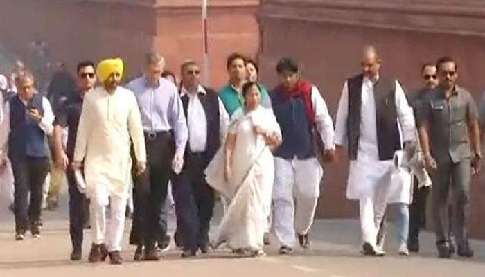 नोटाबंदीविरुद्ध दीदींचा मोर्चा... सेनेचे खासदारही सामील नोटाबंदीविरुद्ध दीदींचा मोर्चा... सेनेचे खासदारही सामील