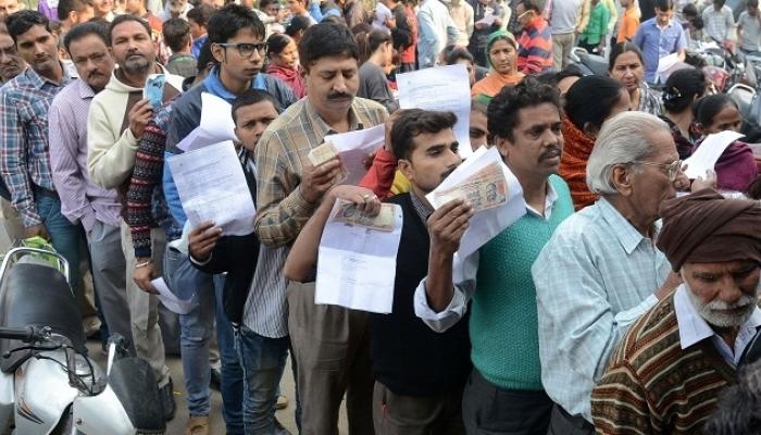 उन्हात उभ्या असलेल्या ग्राहकांना बँकेने दिली ही सुविधा... उन्हात उभ्या असलेल्या ग्राहकांना बँकेने दिली ही सुविधा...