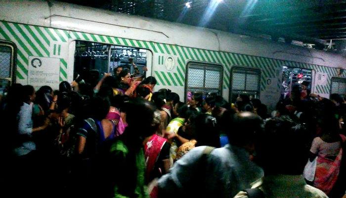 VIDEO : पश्चिम रेल्वेत महिलांमध्ये पुन्हा हाणामारी VIDEO : पश्चिम रेल्वेत महिलांमध्ये पुन्हा हाणामारी