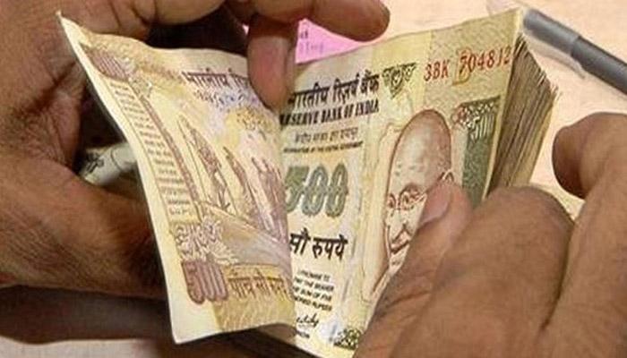 नोटाबंदीमुळे गुजरातमधील कर्मचाऱ्यांना दिले जातेय आगाऊ वेतन नोटाबंदीमुळे गुजरातमधील कर्मचाऱ्यांना दिले जातेय आगाऊ वेतन