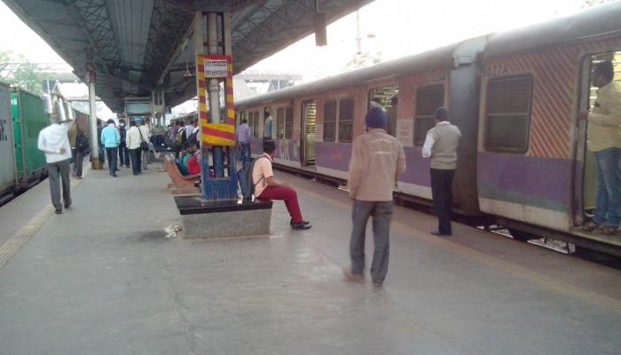 मध्य रेल्वेची वाहतूक विस्कळीत, लांबपल्ल्याच्या गाड्या थांबविल्यात मध्य रेल्वेची वाहतूक विस्कळीत, लांबपल्ल्याच्या गाड्या थांबविल्यात