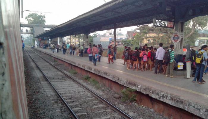 मध्य रेल्वे, ट्रान्स हार्बरची लोकल सेवा सुरळीत मध्य रेल्वे, ट्रान्स हार्बरची लोकल सेवा सुरळीत