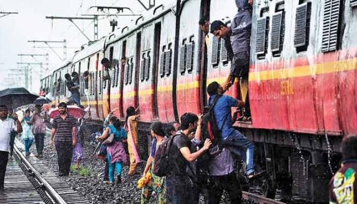 हार्बर रेल्वेची वाहतूक विस्कळीत हार्बर रेल्वेची वाहतूक विस्कळीत