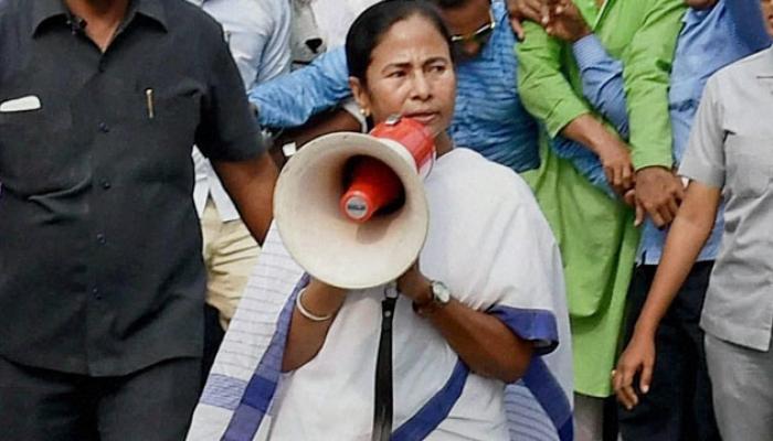 पश्चिम बंगालमध्ये लष्कर तैनात, ममता बॅनर्जी भडकल्या पश्चिम बंगालमध्ये लष्कर तैनात, ममता बॅनर्जी भडकल्या