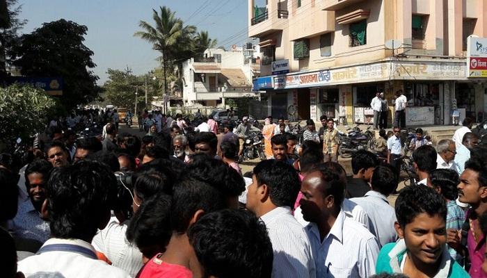 सोलापुरात भरधाव कारने एटीएम रांगेतील दहा जणांना उडवले सोलापुरात भरधाव कारने एटीएम रांगेतील दहा जणांना उडवले