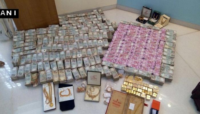 हवाला एजंटच्या घरातल्या बाथरूममध्ये सापडलं घबाड हवाला एजंटच्या घरातल्या बाथरूममध्ये सापडलं घबाड