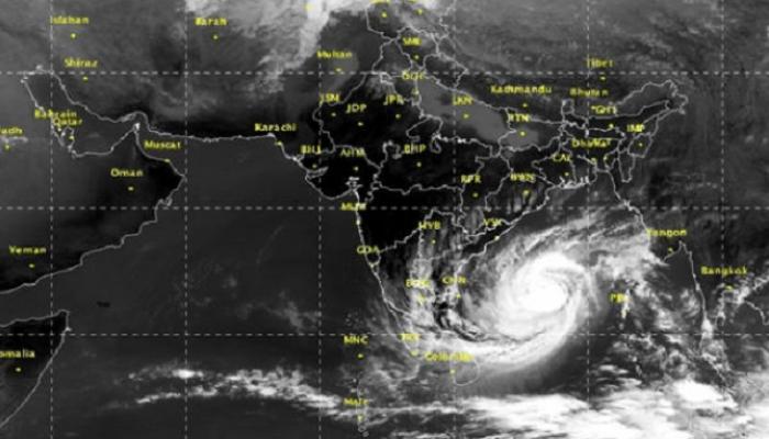 वरदाह चक्रीवादळाचा फटका राज्यातील शेतीला, अचानक पावसाची हजेरी वरदाह चक्रीवादळाचा फटका राज्यातील शेतीला, अचानक पावसाची हजेरी