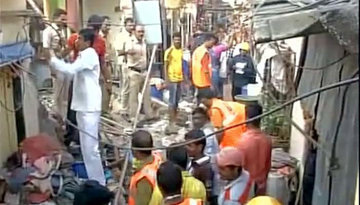 मानखुर्दमध्ये घर कोसळून तीन ठार मानखुर्दमध्ये घर कोसळून तीन ठार
